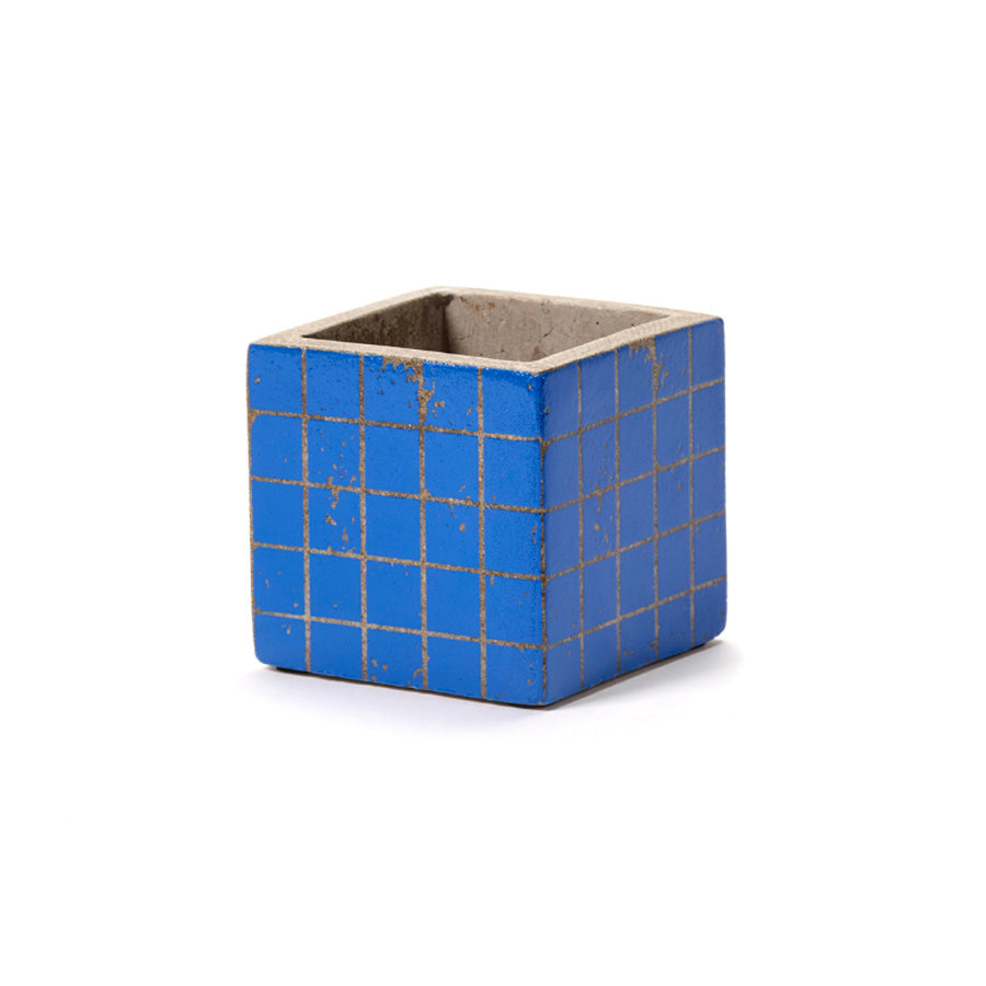 Serax-pot-cubique-en-beton-mosaique-bleu-Atelier-Kumo