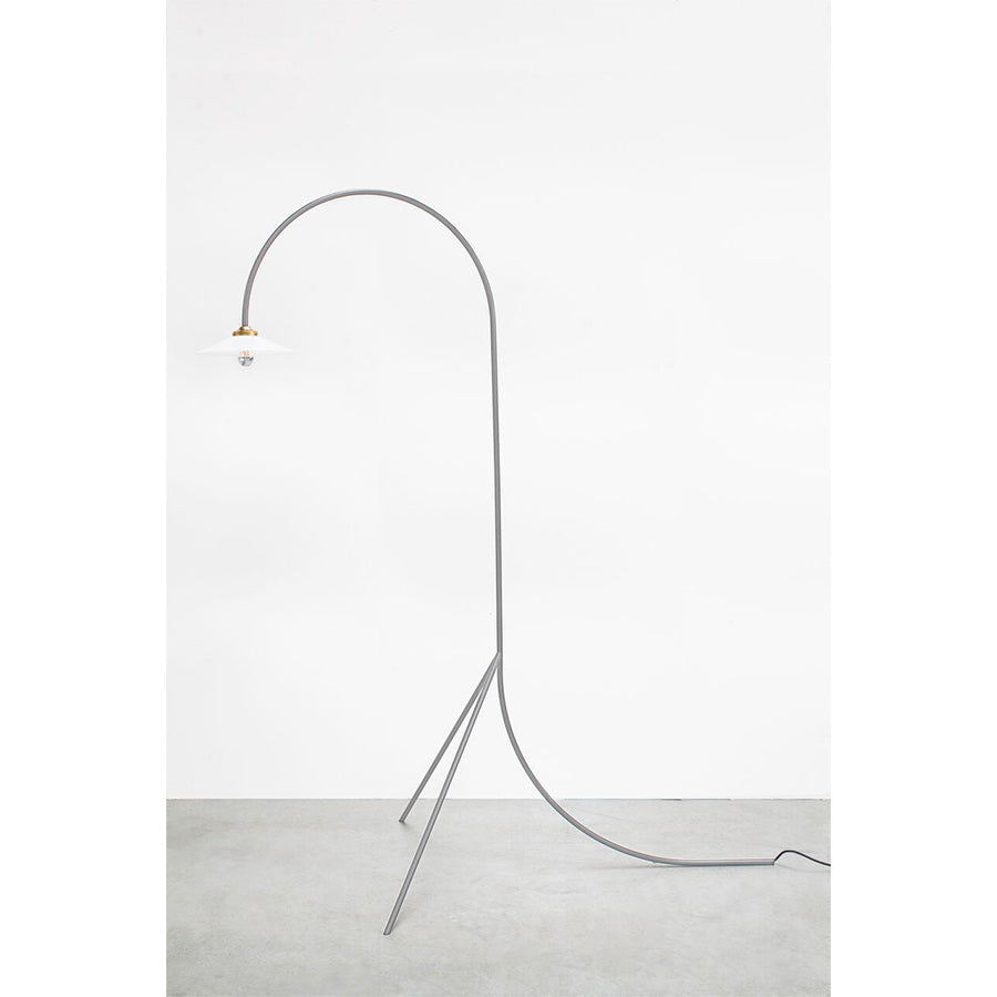 Muller-van-Severen-lampe-standing-lamp-gris-clair-Valerie-Objects-Atelier-Kumo
