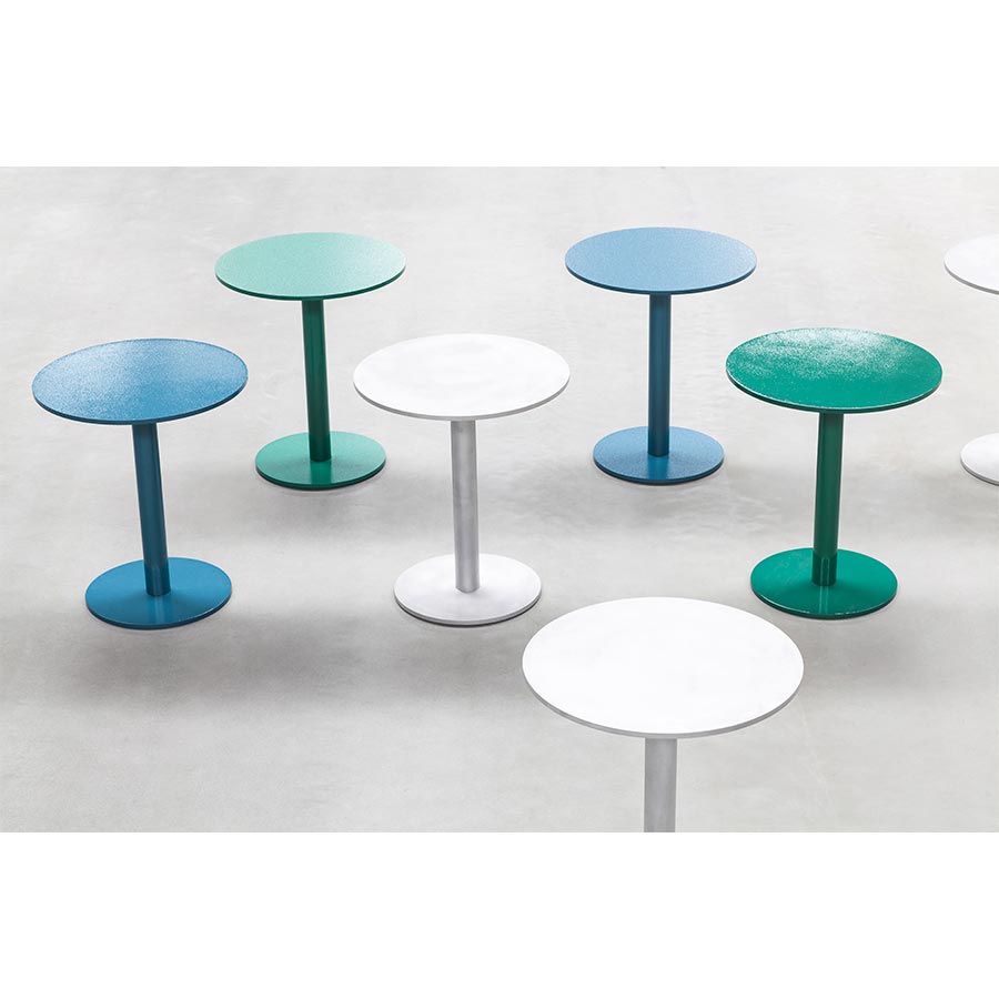 Muller-van-Severen-table-bistrot-aluminium-gamme-bleu-métallique-Valerie-Objects-Atelier-Kumo