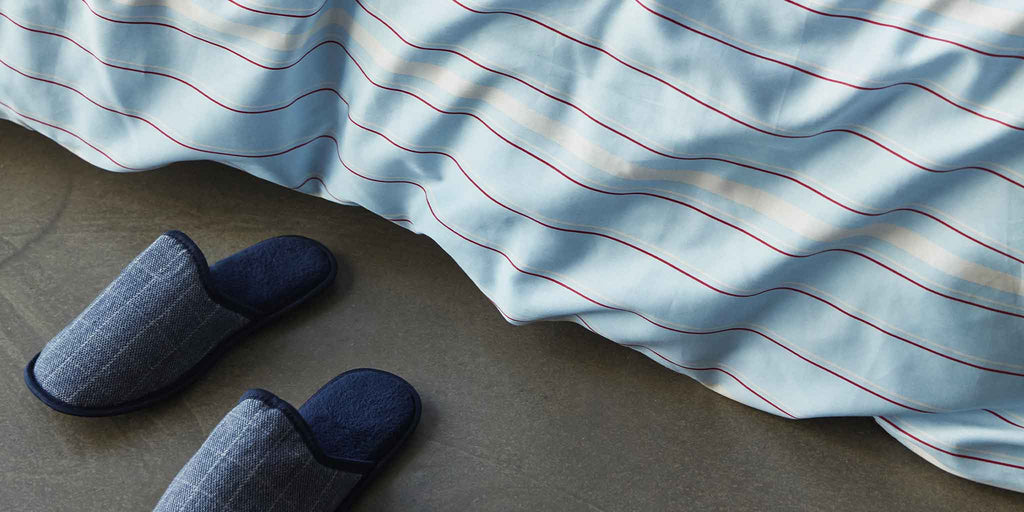 Les chaussons au bord du lit Atelier Kumo