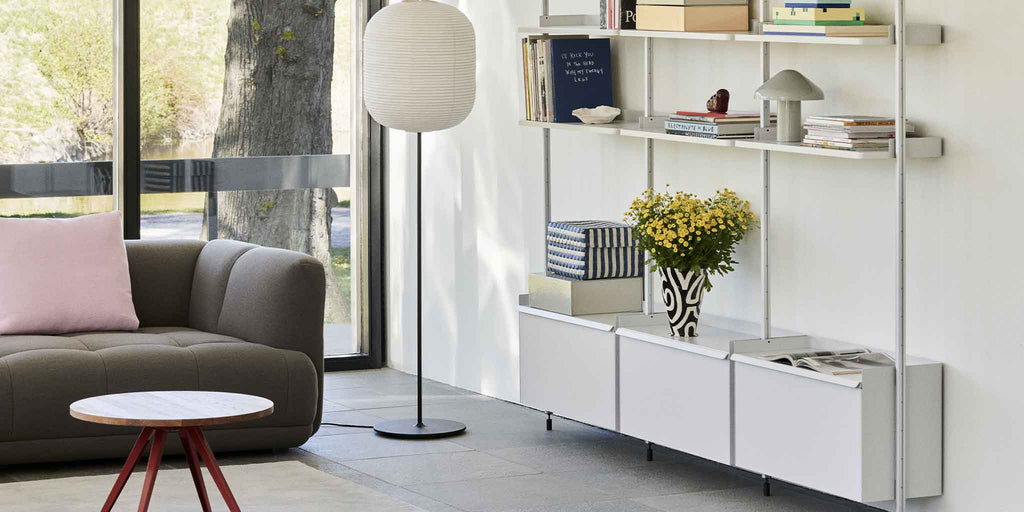 L'étagère fonctionnelle HAY PIER System blanc dans un salon par l'Atelier Kumo