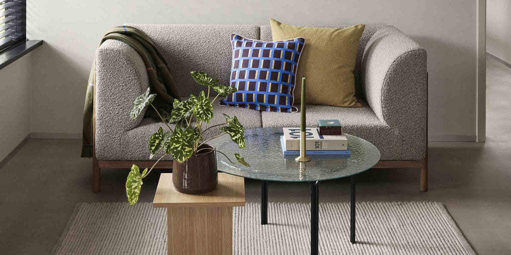 Le cache pot vibe en grand modele sur une table basse de salon