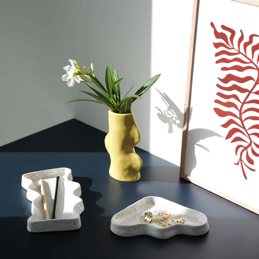 5-mm-paper-plateau-a-vagues-ceramique-blanc-mouchete-bureau-maison-Atelier-Kumo