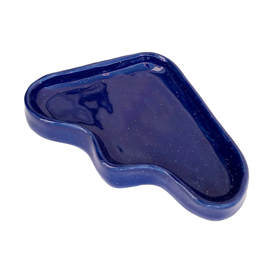 5-mm-paper-plateau-a-vagues-ceramique-triangle-bleu-mouchete-Atelier-Kumo