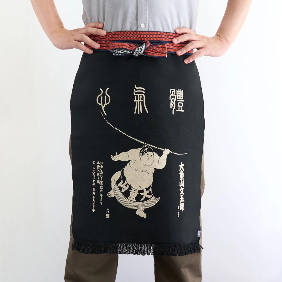 Anything-Maekake-tablier-sumo-kid-par-Daimon-Kinoshita-porte-Atelier-Kumo