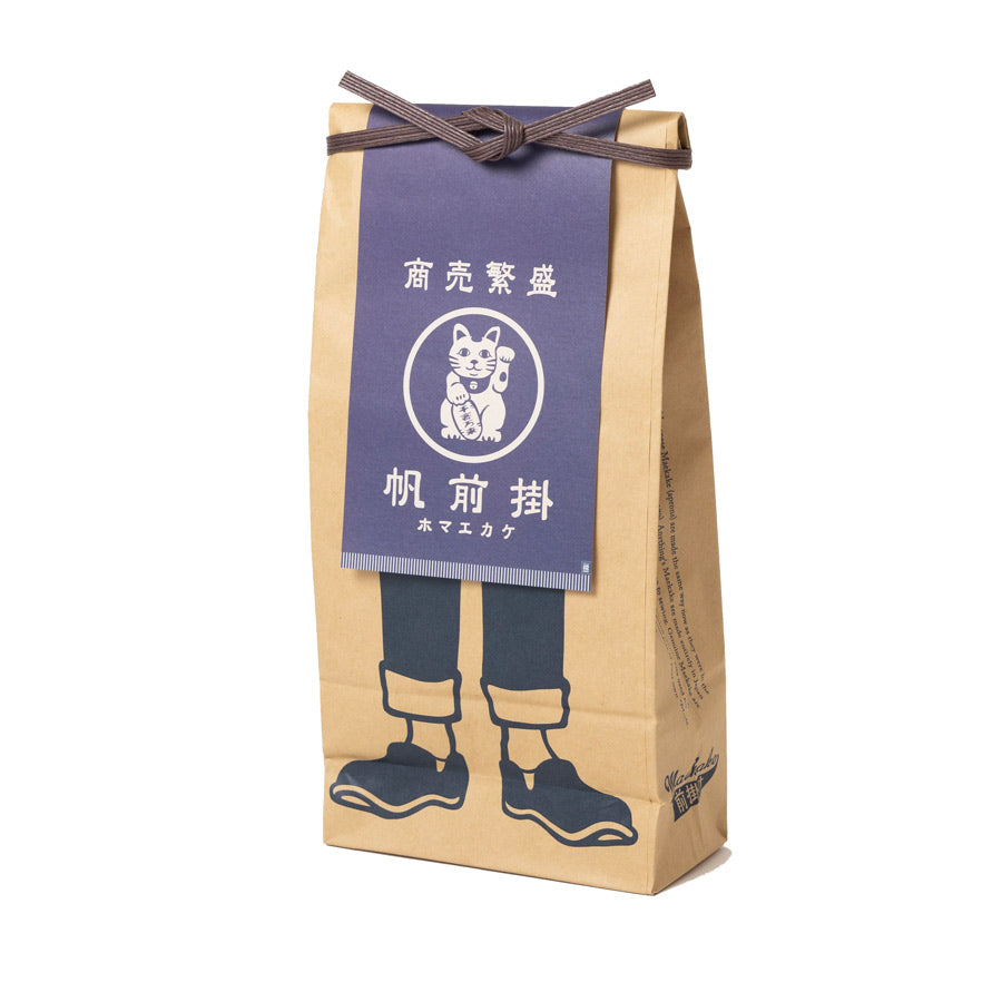 Le packaging du tablier japonais Lucky Cat de l'Atelier Kumo