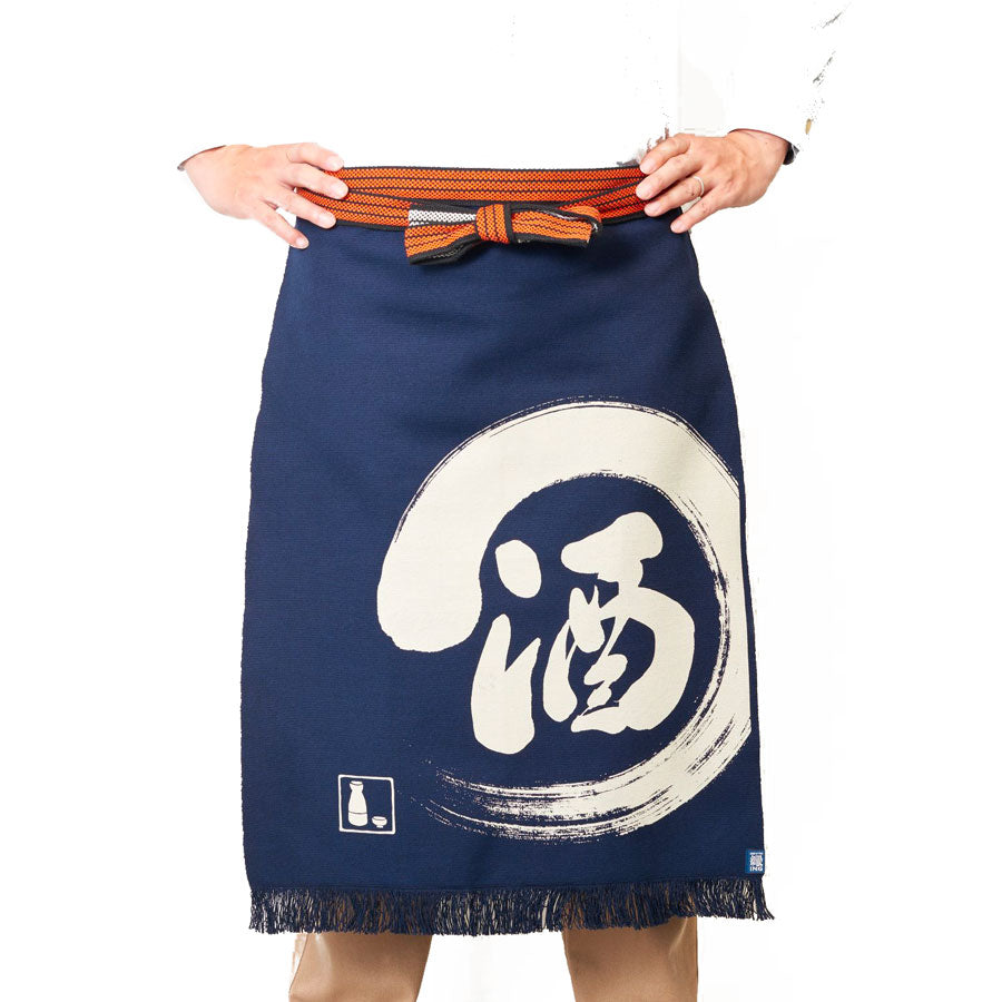 Le tablier japonais Sake porté de l'Atelier Kumo