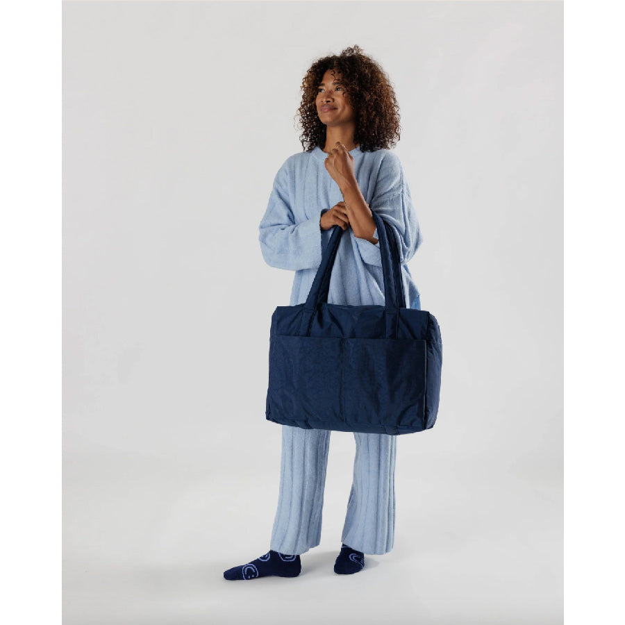 Baggu-bagage-a-main-cloud-carry-on-bleu-marine-valise-Atelier-Kumo