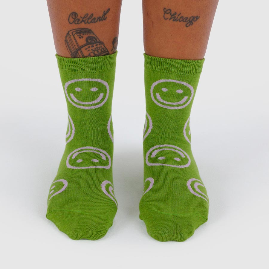 Baggu-chaussettes-adultes-taille-unique-smiley-vert-poire-portees-devant-Atelier-Kumo