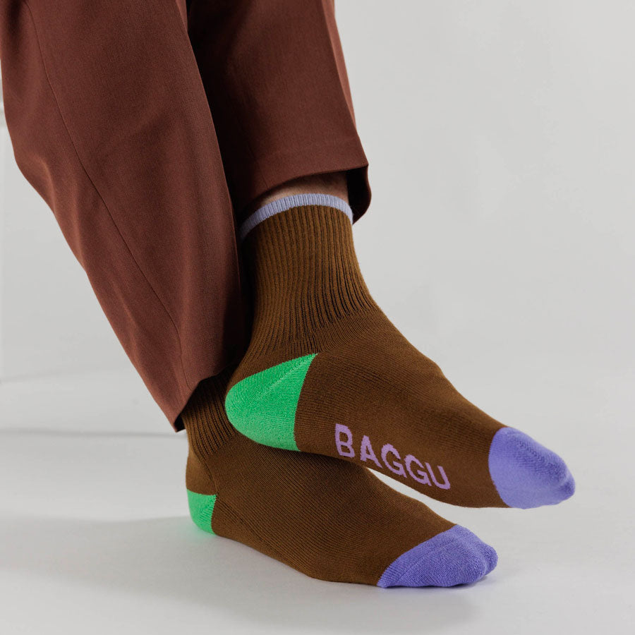 Baggu-chaussettes-cotelees-marron-violet-vert-assise-plantaire-Atelier-Kumo
