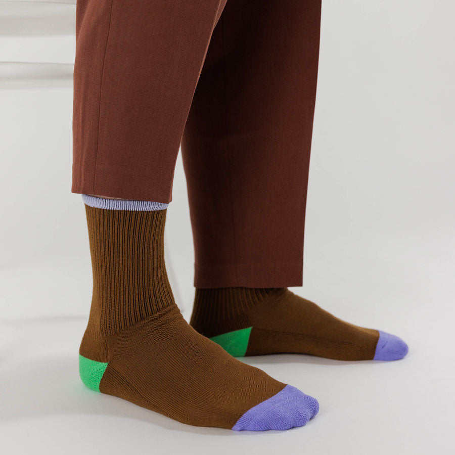 Baggu-chaussettes-cotelees-marron-violet-vert-hiver-Atelier-Kumo