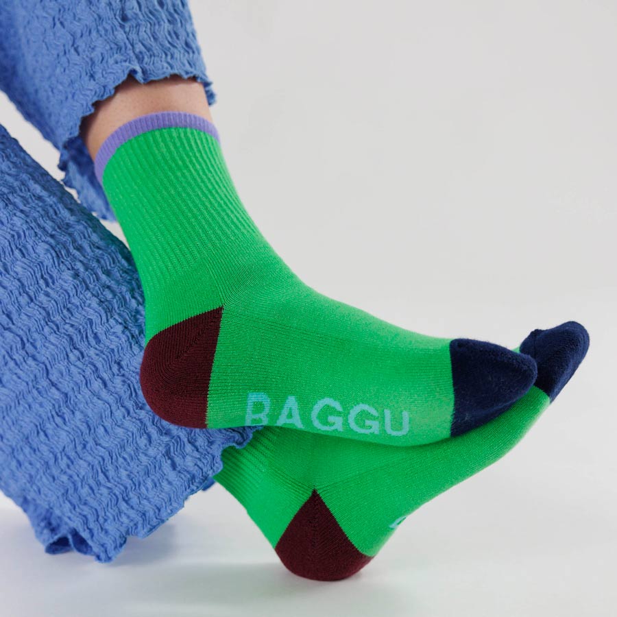 Baggu-chaussettes-cotelees-vert-violet-marron-noir-assise-plantaire-Atelier-Kumo