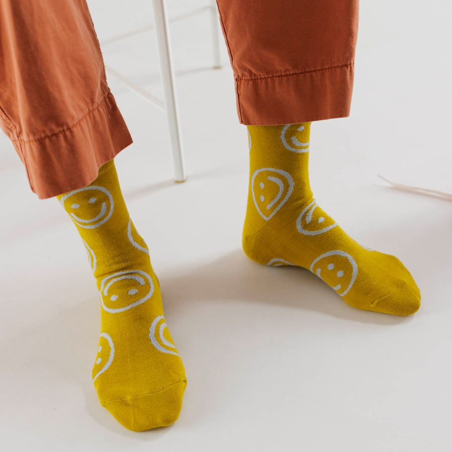 Baggu-chaussettes-crew-jaune-ocre-smileys-souriants-point-de-bambou-hiver-Atelier-Kumo