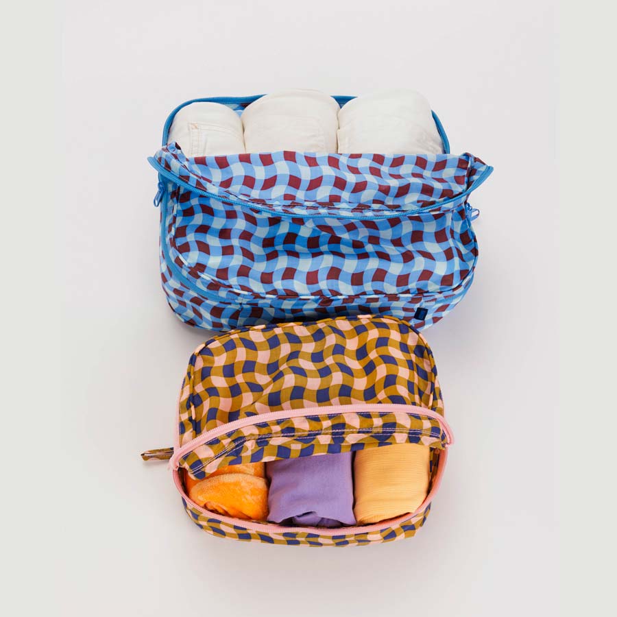 Baggu-ensemble-de-pochettes-en-cube-carreaux-bleu-marron-rose-ondule-nylon-ripstop-rangement-Atelier-Kumo
