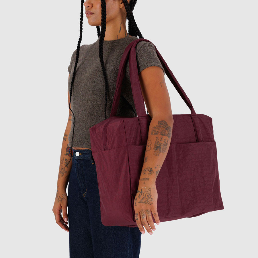 Baggu-grand-sac-cloud-carry-on-bordeaux-porte-Atelier-Kumo