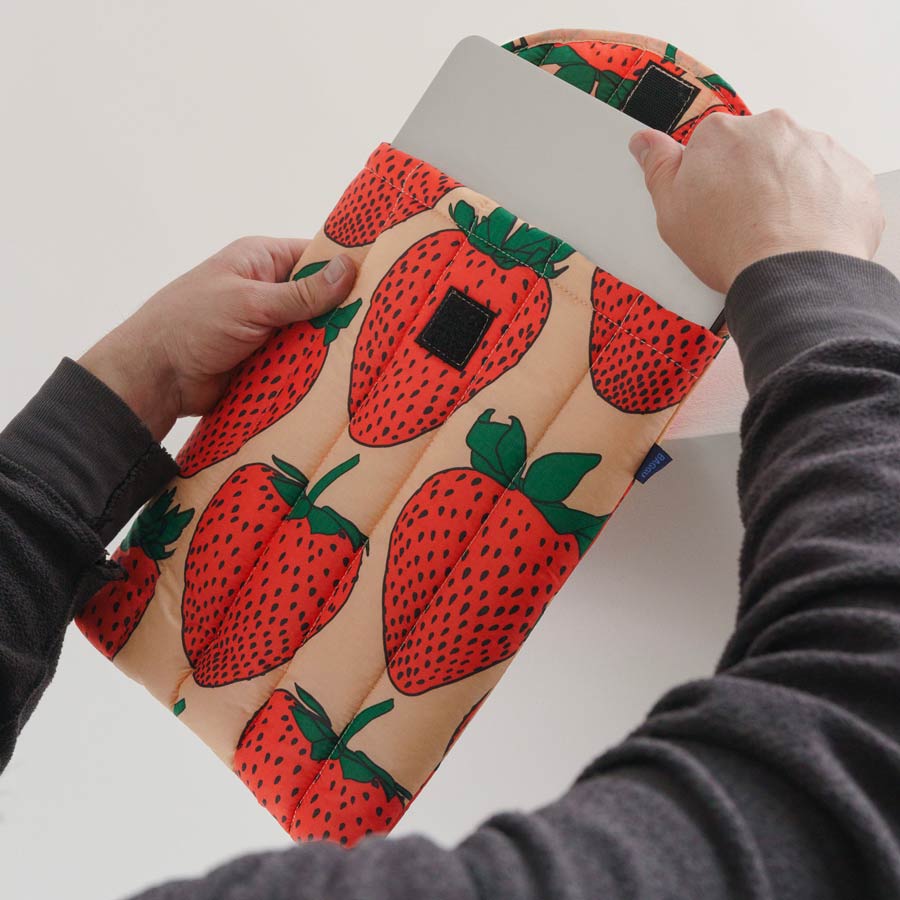 Baggu-housse-pour-ordinateur-portable-puffy-fraises-13-14-pouces-nylon-ripstop-lavable-Atelier-Kumo