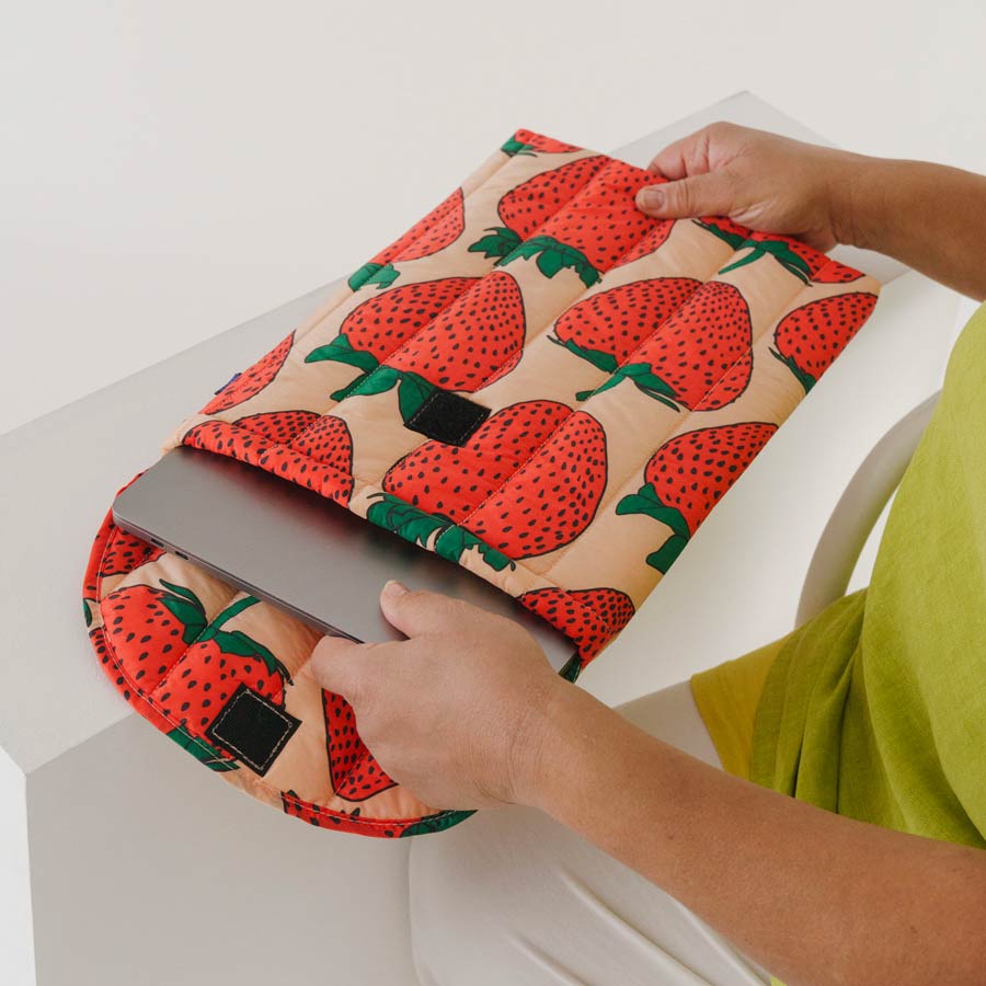 Baggu-housse-pour-ordinateur-portable-puffy-fraises-16-pouces-nylon-ripstop-recycle-Atelier-Kumo