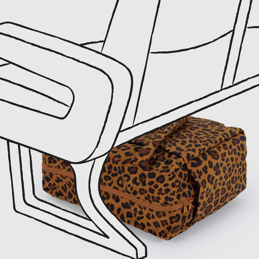 Baggu-petit-sac-cloud-carry-on-leopard-ambiance-transport-Atelier-Kumo