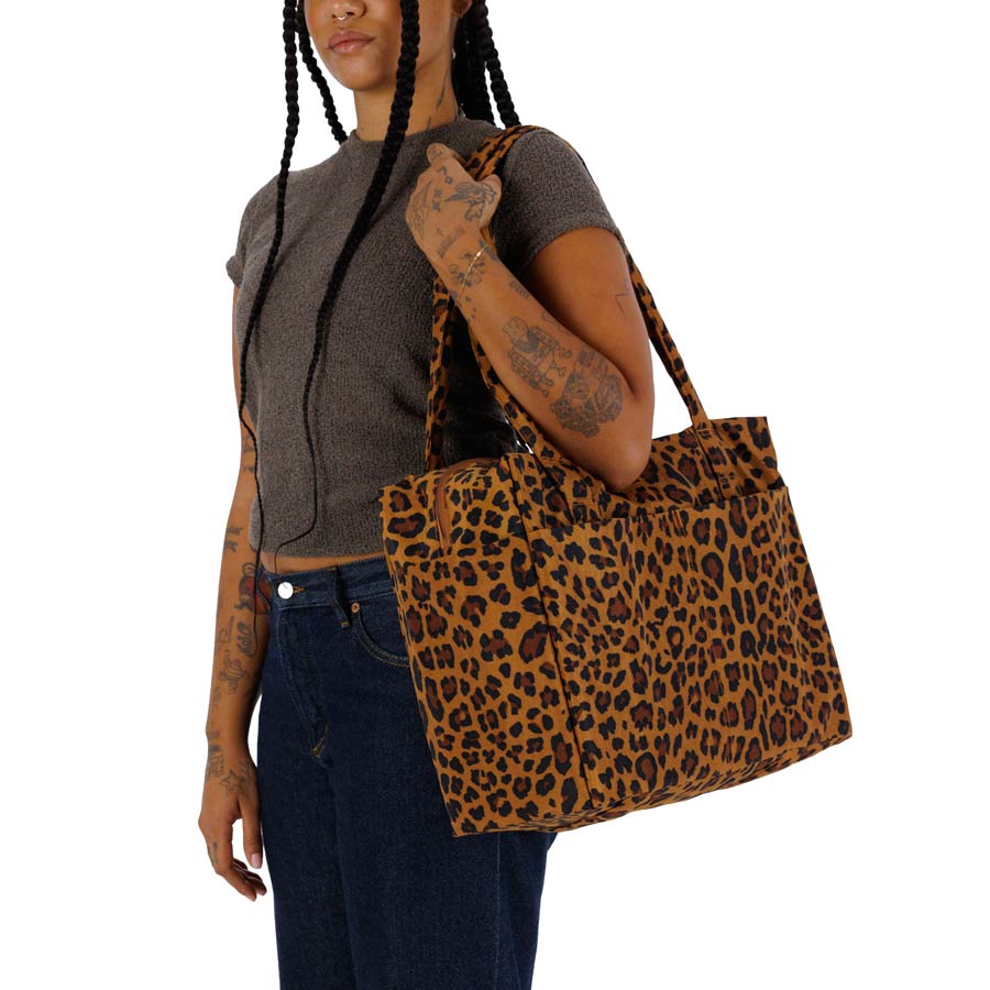 Baggu-petit-sac-cloud-carry-on-leopard-porte-Atelier-Kumo