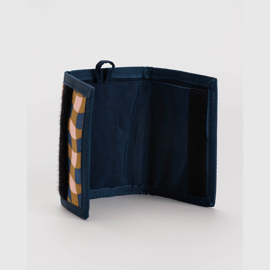 Baggu-portefeuille-en-nylon-carreaux-marron-bleu-rose-ondule-recycle-Atelier-Kumo