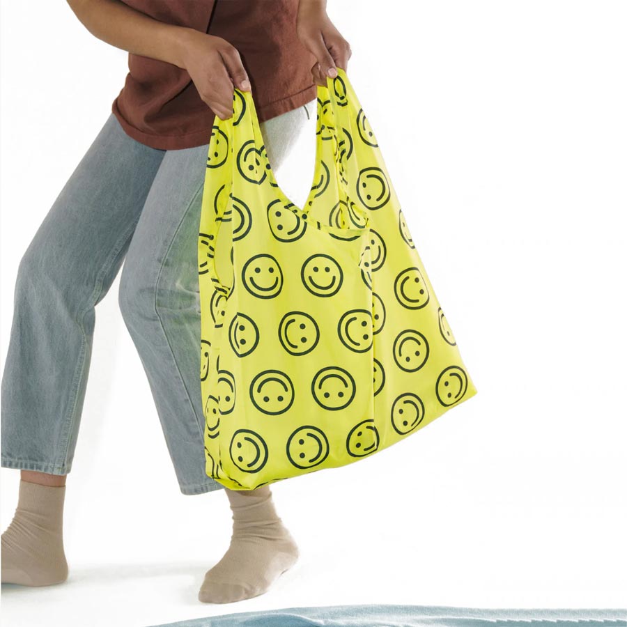 Baggu-sac-de-courses-jaune-happy-femme-Atelier-Kumo