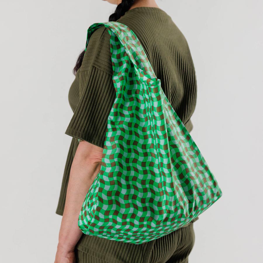 Baggu-sac-standard-nylon-ripstop-carreaux-vert-marron-recycle-Atelier-Kumo