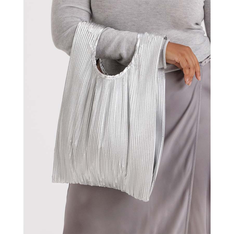 Baggu-sac-tote-bag-plisse-argente-porte-Atelier-Kumo