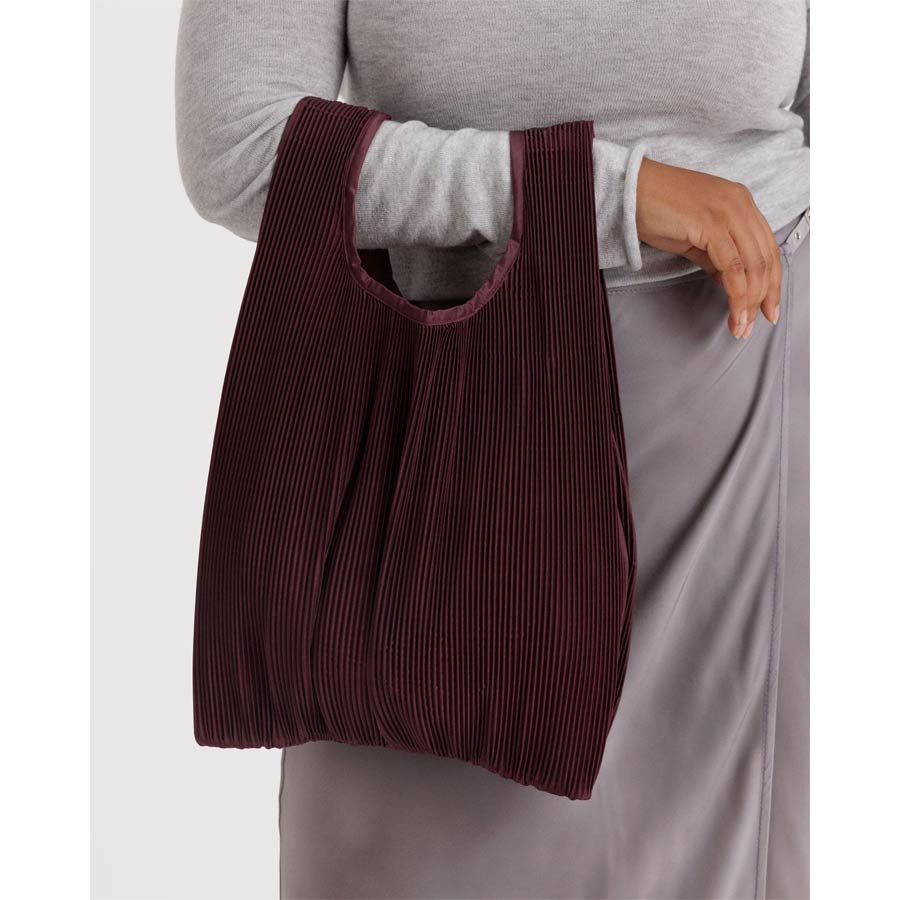 Baggu-sac-tote-bag-plisse-bordeaux-porte-Atelier-Kumo