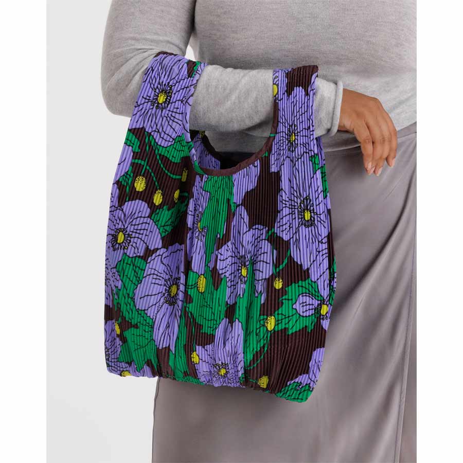 Baggu-sac-tote-bag-plisse-coquelicot-marron-porte-Atelier-Kumo