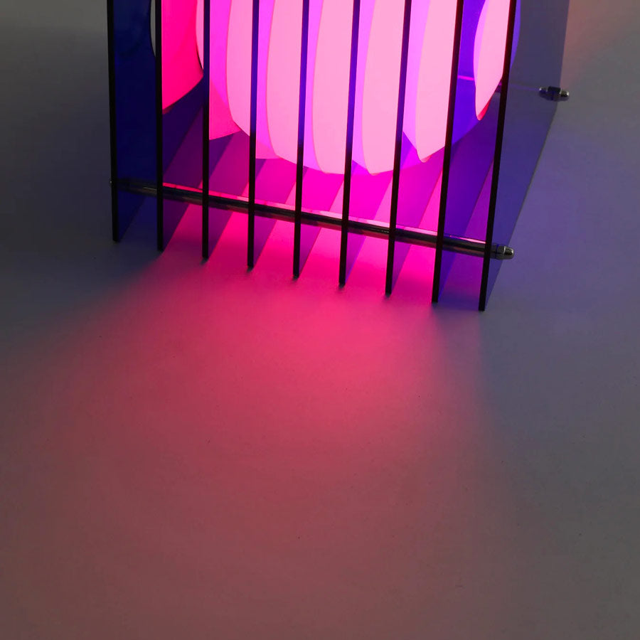 Bang-Europe-lampe-a-poser-lop-carre-bleu-acrylique-graphique-Atelier-Kumo