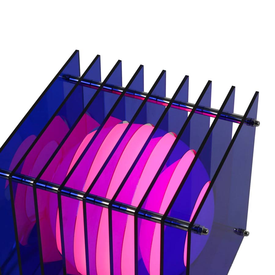 Bang-Europe-lampe-a-poser-lop-carre-bleu-acrylique-luminaire-Atelier-Kumo