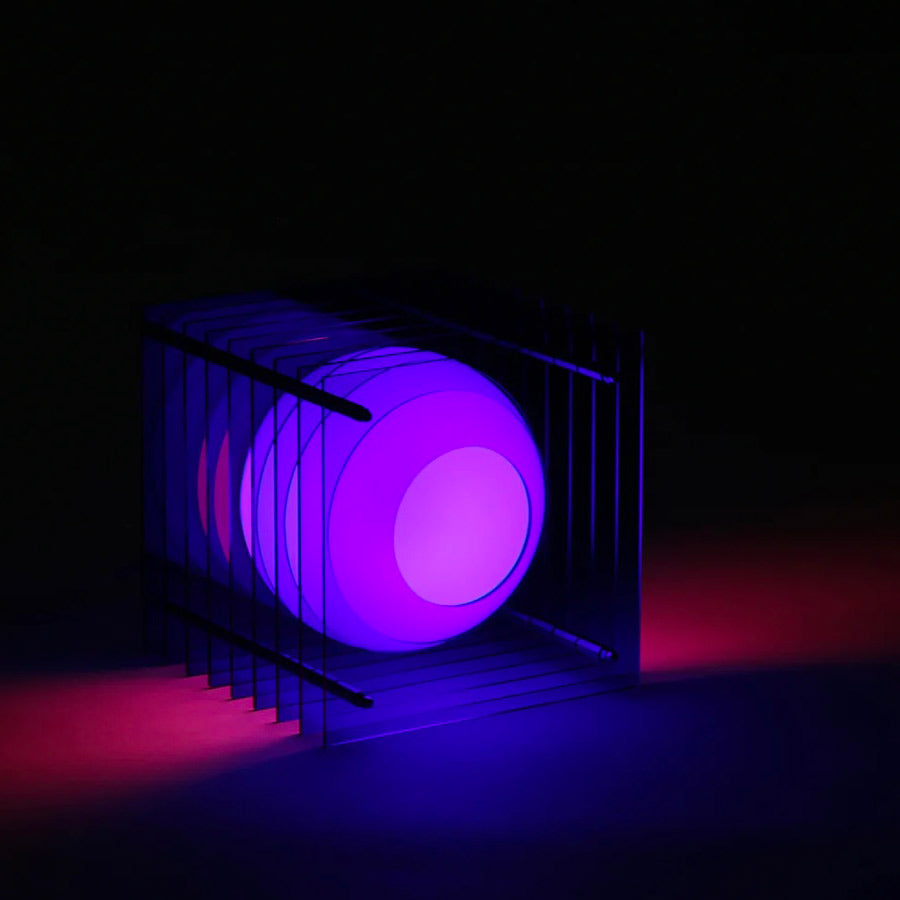 Bang-Europe-lampe-a-poser-lop-carre-bleu-acrylique-verre-opale-acier-inoxydable-Atelier-Kumo