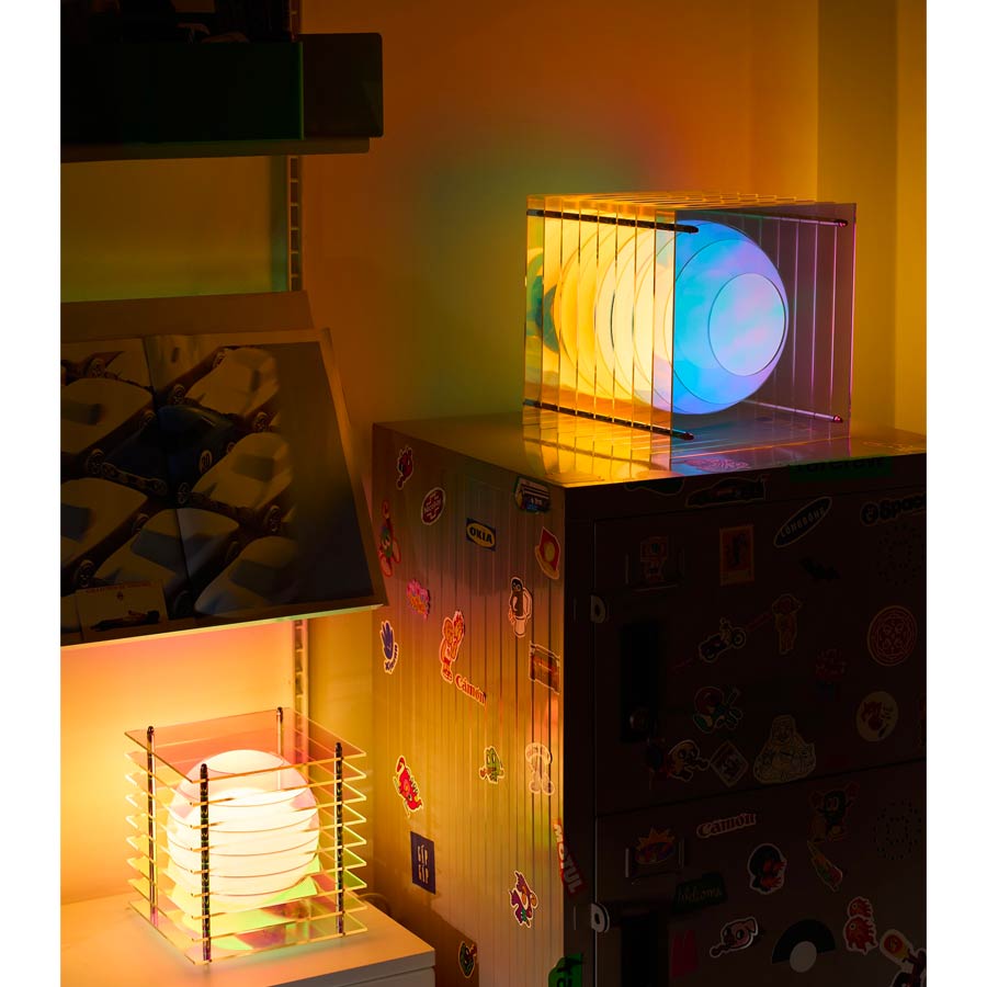 Bang-Europe-lampe-a-poser-lop-carre-iridescente-acrylique-ambiance-nuit-Atelier-Kumo