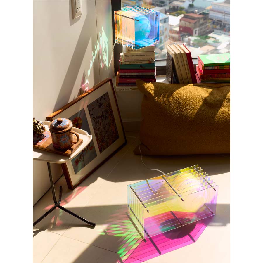 Bang-Europe-lampe-a-poser-lop-carre-iridescente-ambiance-acrylique-Atelier-Kumo