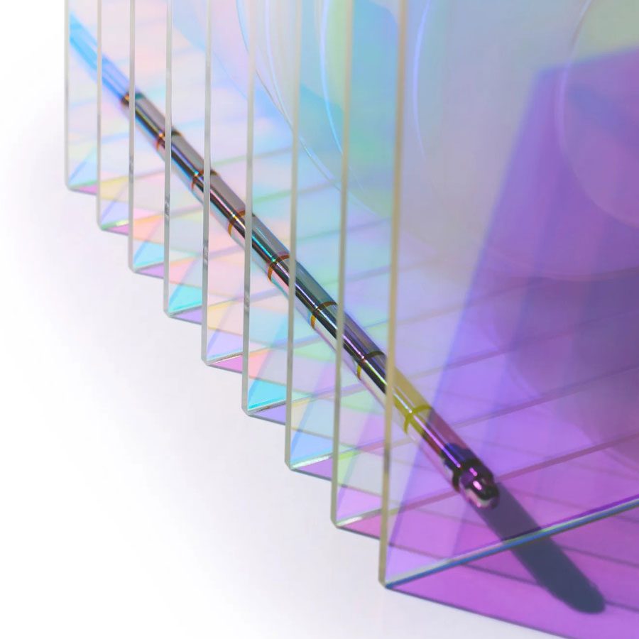 Bang-Europe-lampe-a-poser-lop-carre-iridescente-zoom-acrylique-Atelier-Kumo