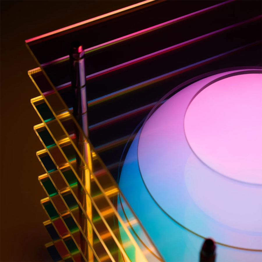 Bang-Europe-lampe-a-poser-lop-carre-iridescente-zoom-nuit-acrylique-Atelier-Kumo