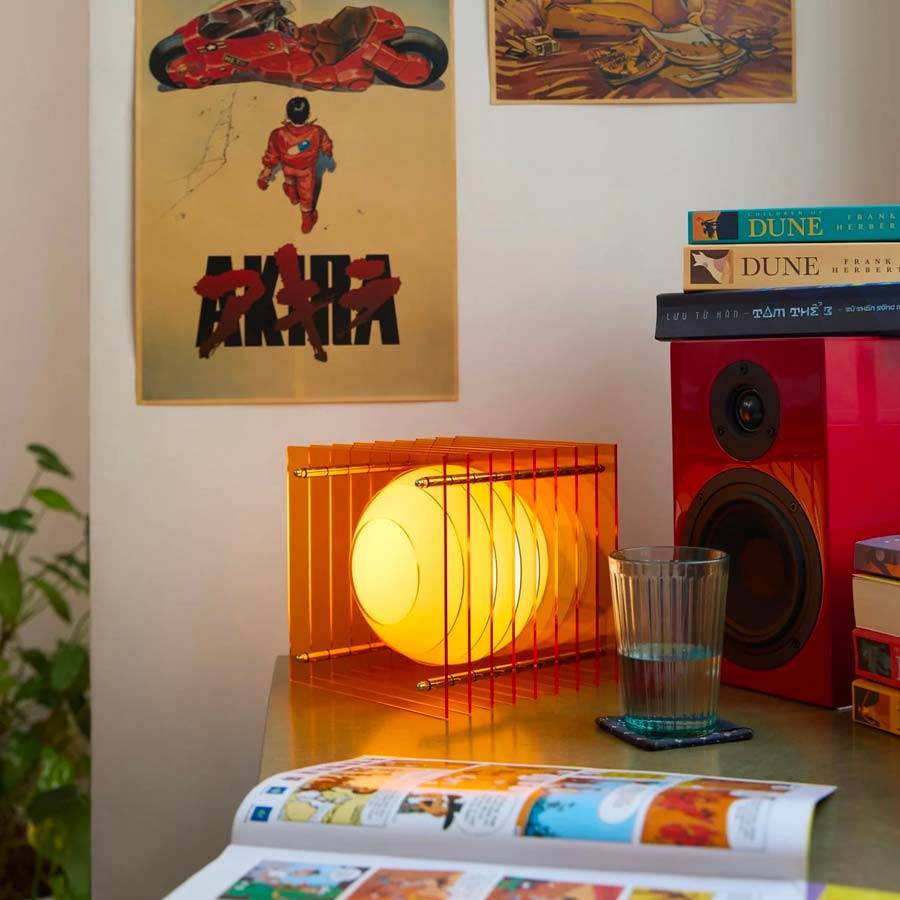 Bang-Europe-lampe-a-poser-lop-carre-orange-acrylique-ambiance-salon-Atelier-Kumo