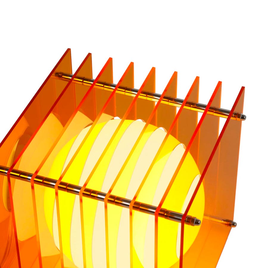 Bang-Europe-lampe-a-poser-lop-carre-orange-acrylique-detail-Atelier-Kumo