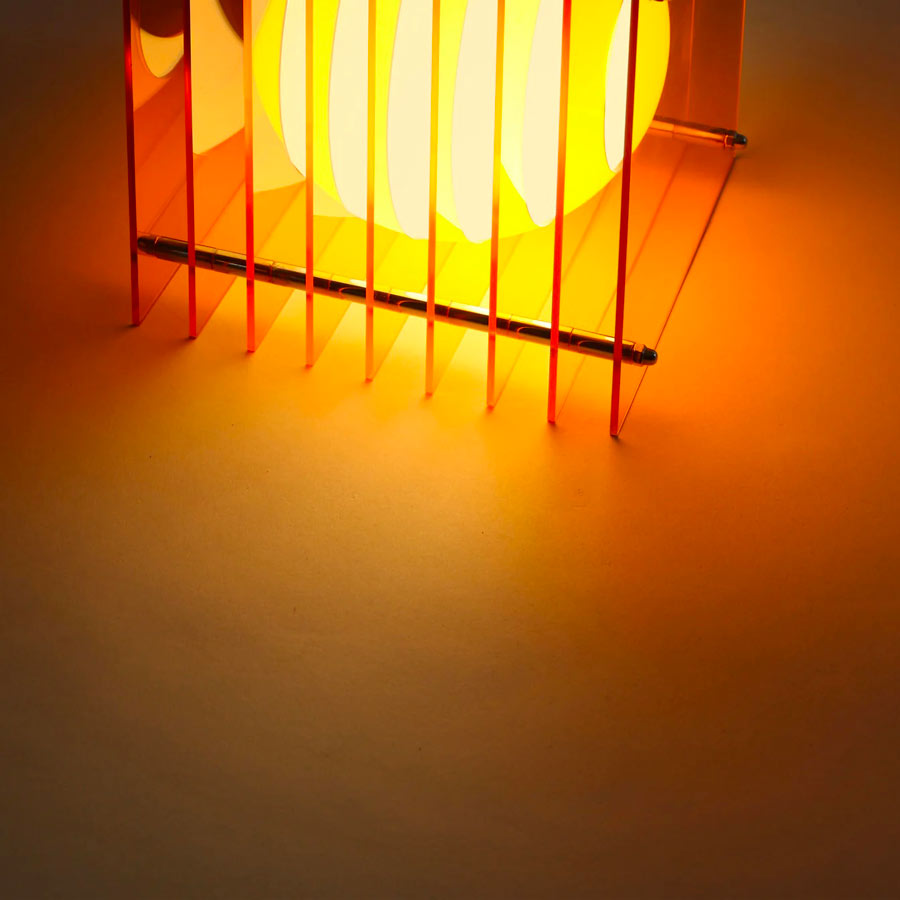 Bang-Europe-lampe-a-poser-lop-carre-orange-acrylique-verre-opale-Atelier-Kumo