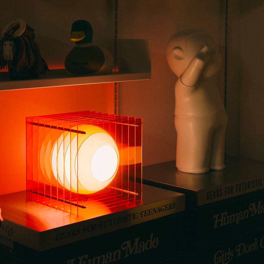 Bang-Europe-lampe-a-poser-lop-carre-rose-electrique-acrylique-ambiance-salon-allumee-Atelier-Kumo