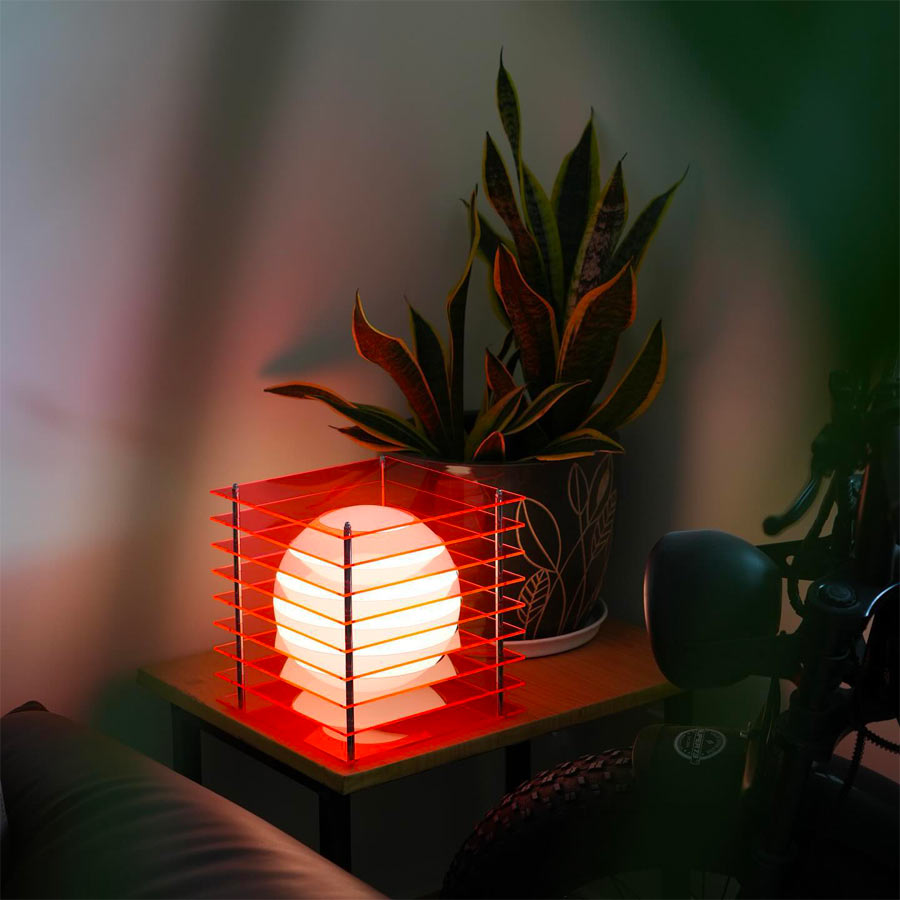 Bang-Europe-lampe-a-poser-lop-carre-rose-electrique-acrylique-ambiane-plante-Atelier-Kumo