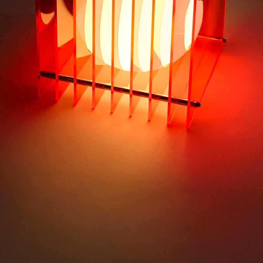 Bang-Europe-lampe-a-poser-lop-carre-rose-electrique-acrylique-detail-Atelier-Kumo