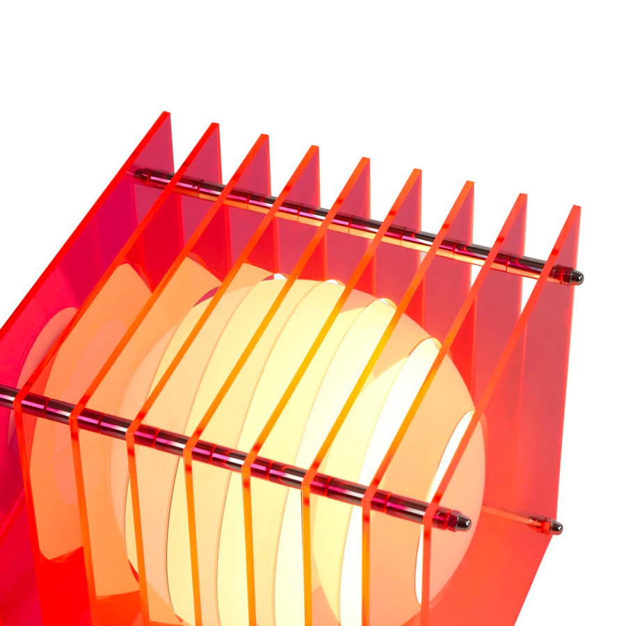 Bang-Europe-lampe-a-poser-lop-carre-rose-electrique-acrylique-luminaire-Atelier-Kumo