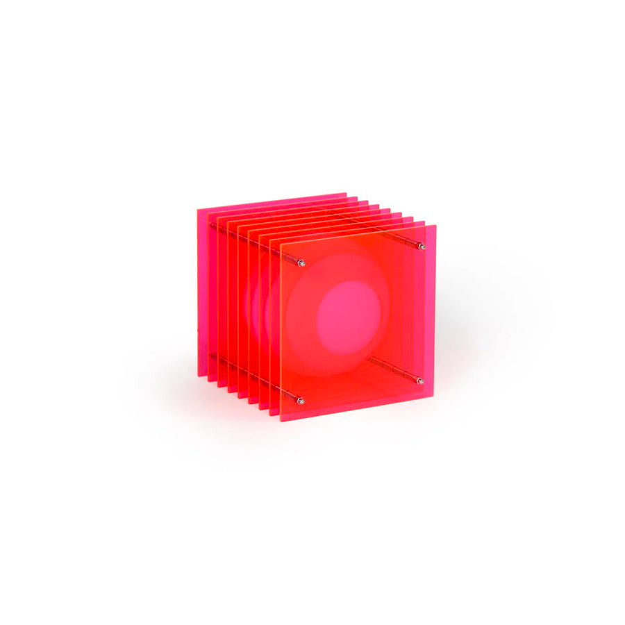 Bang-Europe-lampe-a-poser-lop-carre-rose-electrique-acrylique-vietnam-Atelier-Kumo