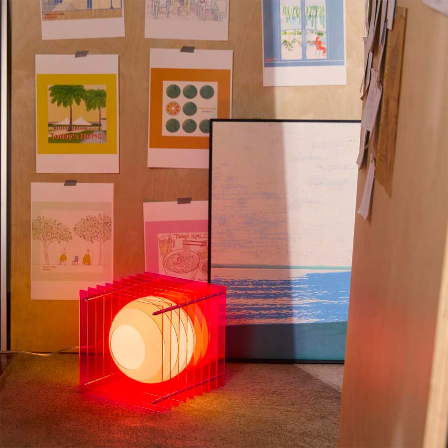 Bang-Europe-lampe-a-poser-lop-carre-rose-electrique-ambiance-atelier-acrylique-Atelier-Kumo