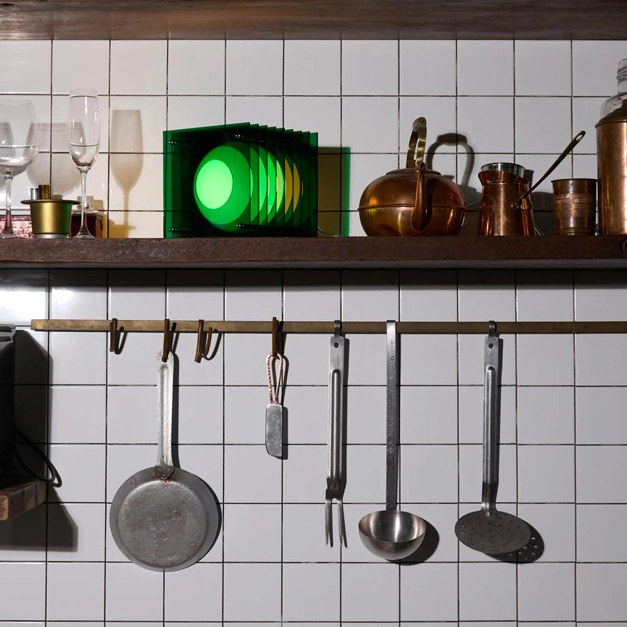 Bang-Europe-lampe-a-poser-lop-carre-vert-electrique-acrylique-ambiance-Atelier-Kumo