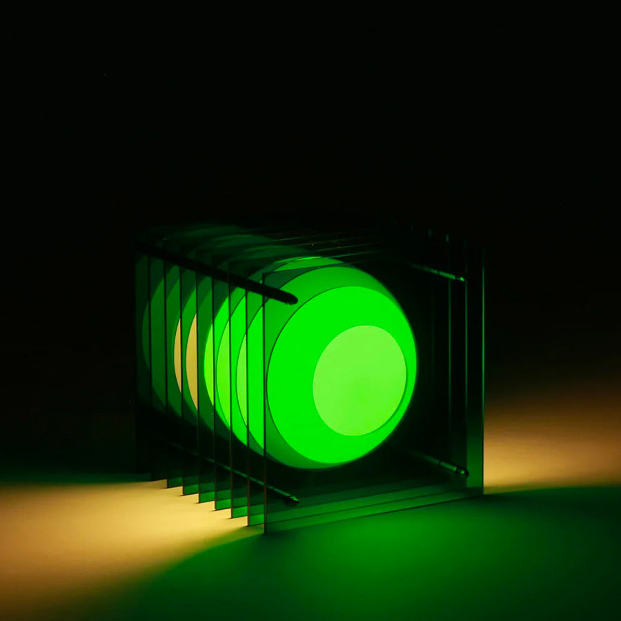 Bang-Europe-lampe-a-poser-lop-carre-vert-electrique-acrylique-verre-opale-Atelier-Kumo