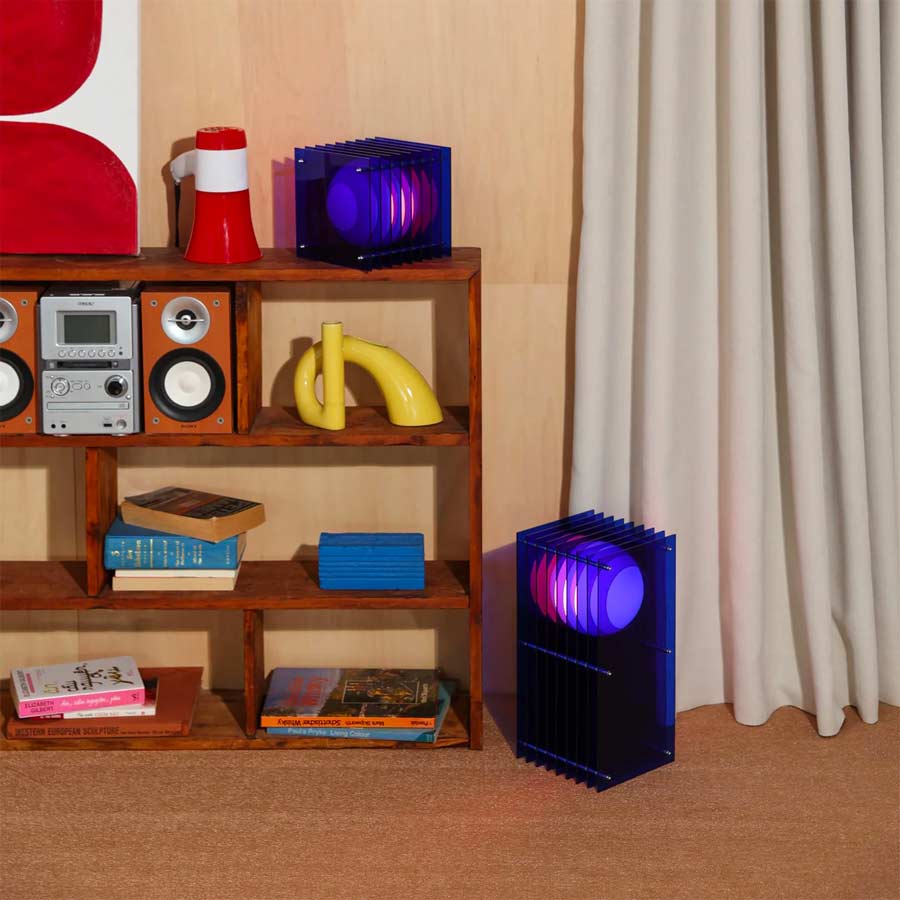 Bang-Europe-lampe-a-poser-lop-rectangle-bleu-acrylique-ambiance-allumee-deco-Atelier-Kumo