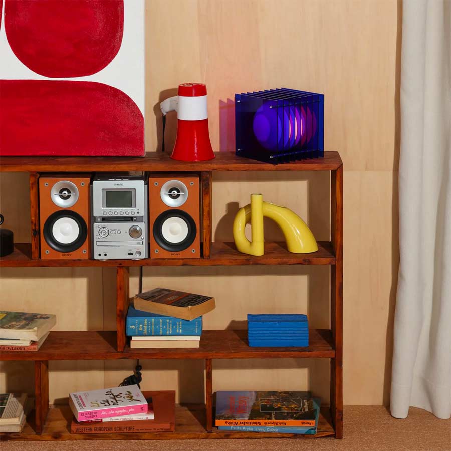 Bang-Europe-lampe-a-poser-lop-rectangle-bleu-acrylique-ambiance-salon-Atelier-Kumo