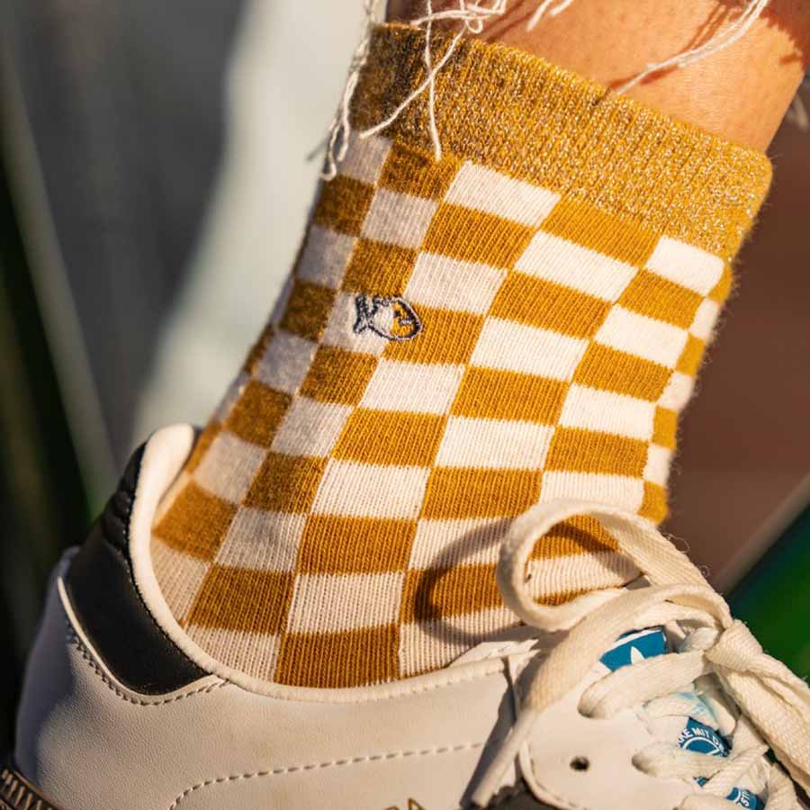 Billybelt-chaussettes-a-carreaux-beige-moutarde-portees-broderie-Atelier-Kumo